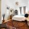 Stay in Style: Central 1BR with Vintage Touches and Balcony - Бухарест