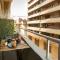 Stay in Style: Central 1BR with Vintage Touches and Balcony - Бухарест