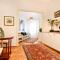 Stay in Style: Central 1BR with Vintage Touches and Balcony - Бухарест