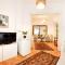Stay in Style: Central 1BR with Vintage Touches and Balcony - Бухарест
