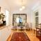 Stay in Style: Central 1BR with Vintage Touches and Balcony - Бухарест