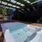 BusHotel Poás con Jacuzzi y Chimenea