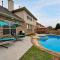4 BR w/ Pool 10 min to Six flags, AT&T Stadium & Glode Life Park - غراند براري