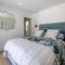 Coco Grove Oneroa - Luxe Escape with Spa Pool