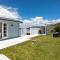 Coco Grove Oneroa - Luxe Escape with Spa Pool