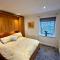 The Gorge Getaway - Deluxe 3-Bedroom Apartment