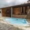 Casa confortável e ampla com piscina e bilhar!