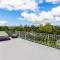 Sunny Side Getaway with views and deck - Auckland