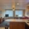 Spacious Apt near Guthrie Packer