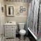 Intimate 1 Bedroom Apt by UHS