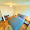 The Waltham Private Room & bathroom John F Kennedy JFK LGA Airport Manhattan Penn Station bullet-train 15 min