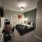 Studio 44 - Spacious Studios - City Centre Location - Contractor Friendly - Free WiFi - Smart TV - Desk Space - Well Designed - Communal Garden