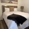 Relax in spacious Hoover condo - هوفر