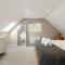 Luxury New Build 4/5 bed House in Ascot - Private Garden & Parking - Winkfield