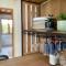 Ma cabane et les vagues by Melrose