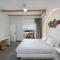 Α Peaceful Seafront Escape in Santorini- Sonus Mare