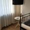 2x Monteurwohnung 1x 2 kleine Einzelzimmer 1x Doppelbett und Schlafcouch im Wohnbereich