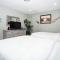 LAKEFRONT PENTHOUSE FULLY UPGRADED PANORAMIC VIEWS BOAT SLIP INDOOR OUTDOOR POOL