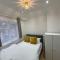 3rd Studio Flat With Private Toilet and Bathroom Setup For Family Enjoyment 134 Keedonwood Road Bromley - 布罗姆利