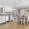 Cozy Spacious Home Walk to the Beach and 1 Mile to Downtown Hyannis - بارنستابل