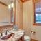 Spacious Cle Elum Cabin on Golf Course with Hot Tub!
