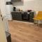 Große Ferienwohnung Nähe Stadtpark, 4 Schlafzimmer, gemütliches Wohnzimmer, Terrasse, Parkplatz