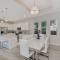 Courtyard Home with Pool, Spa & Sauna close to Beach & City Center