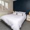 Dwellcome Home Ltd 3 Double Bedroom House, Private Estate, Driveway Parking, Fast WIFI, Ideal for Long Term Contractor, etc Stays, 3 miles 7 mins drive to Nissan, 15 mins to Sunderland Newcastle, Regular Housekeeping Options - See Our Site for Assurance - Boldon