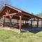 Beautiful 2 Bed Cabin with Hot Tub and Resort Pool - Sevierville