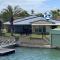 Ground floor, family unit on the canal with free WIFI!