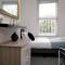 Gordon House - Fully Furnished, TVs in All Rooms, Free Parking, Netflix, Walk to City Centre