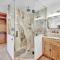 *NEW* Chalet in the Woods *1 Acre*2 Primary Suites*Pets - شو لو