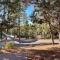 *NEW* Chalet in the Woods *1 Acre*2 Primary Suites*Pets - شو لو