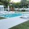 Tropical Deluxe 2 Bedroom Unit with Jacuzzi