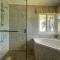 VallonEnd Beachfront villa with excellent view