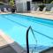 Getaway Villa- 3 mins to Mohegan- Fully Stocked with Two Full Beds & Fireplace- Jacuzzi, Saltwater Pools, Sauna