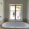 6 Lochiel Drive