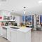 Beautiful Bright Modern Condo with Water view and AC in DT Vancouver 2BR,3BD,2BT sleeps 6 guests Free parking Netflix Included