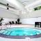 Beautiful Bright Modern Condo with Water view and AC in DT Vancouver 2BR,3BD,2BT sleeps 6 guests Free parking Netflix Included