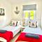 Spinnaker Lodge · Cotswolds Lakeside Home