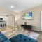 Sophisticated 3BD/2BA Retreat: Pool, Gym, Laundry - ملبورن