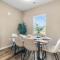 Chic 2 BD/2 BA Condo: Serene Escape in Melbourne - ملبورن