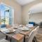 Chic 2 BD/2 BA Condo: Serene Escape in Melbourne - ملبورن