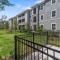 Chic 2 BD/2 BA Condo: Serene Escape in Melbourne - ملبورن