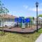 Chic 2 BD/2 BA Condo: Serene Escape in Melbourne - ملبورن