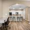 Chic 2 BD/2 BA Condo: Serene Escape in Melbourne - ملبورن