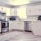 Sleeps 12! 5 BDRM-2 Kings,3 Queens-Deck & Patio-Mins to PI & Beaufort - Elm
