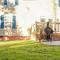 Sleeps 12! 5 BDRM-2 Kings,3 Queens-Deck & Patio-Mins to PI & Beaufort - Elm