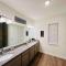 Luxury King Suite, 3BR 2BA, Beach Vibe, Top-Tier Amenities, Prime location