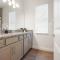 Luxury King Suite, 3BR 2BA, Beach Vibe, Top-Tier Amenities, Prime location